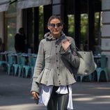 Olivia Palermo con abrigo gris y leggings con brillo
