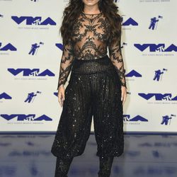 Demi Lovato con body con transparencias y pantalones bombacho