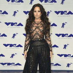 Demi Lovato con body con transparencias y pantalones bombacho