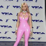 Nicki Minaj con body de charol en color rosa chicle