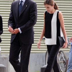 La Reina Letizia con un top bicolor de Carolina Herrera