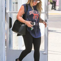 Hilary Duff con camiseta estampada y leggings negros
