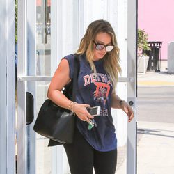 Hilary Duff con camiseta estampada y leggings negros
