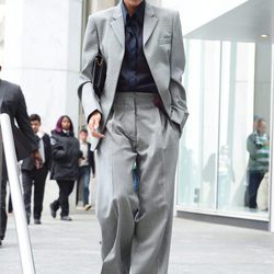 Victoria Beckham con un traje de chaqueta gris en Nueva York