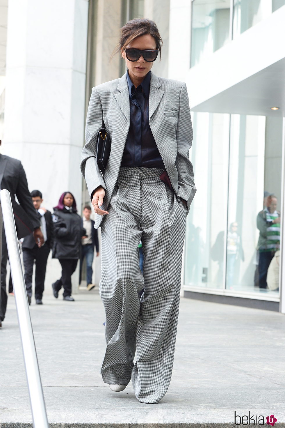 Victoria Beckham con un traje de chaqueta gris en Nueva York