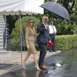 Melania Trump y Donald Trump saliendo de la Casa Blanca rumbo a Texas