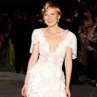 Kirsten Dunst con un vestido blanco en la fiesta Vanity Fair tras los Premios Oscar 2004