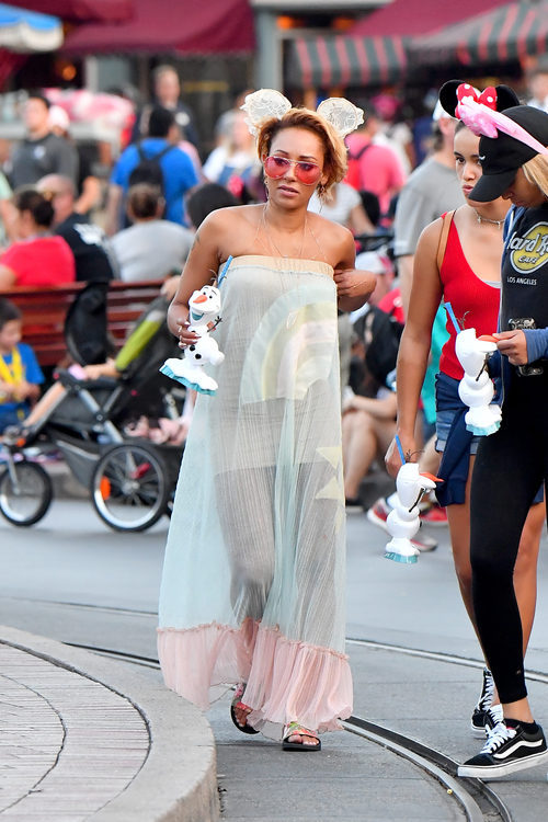 Mel B con un vestido transparente pastel en Disneyworld
