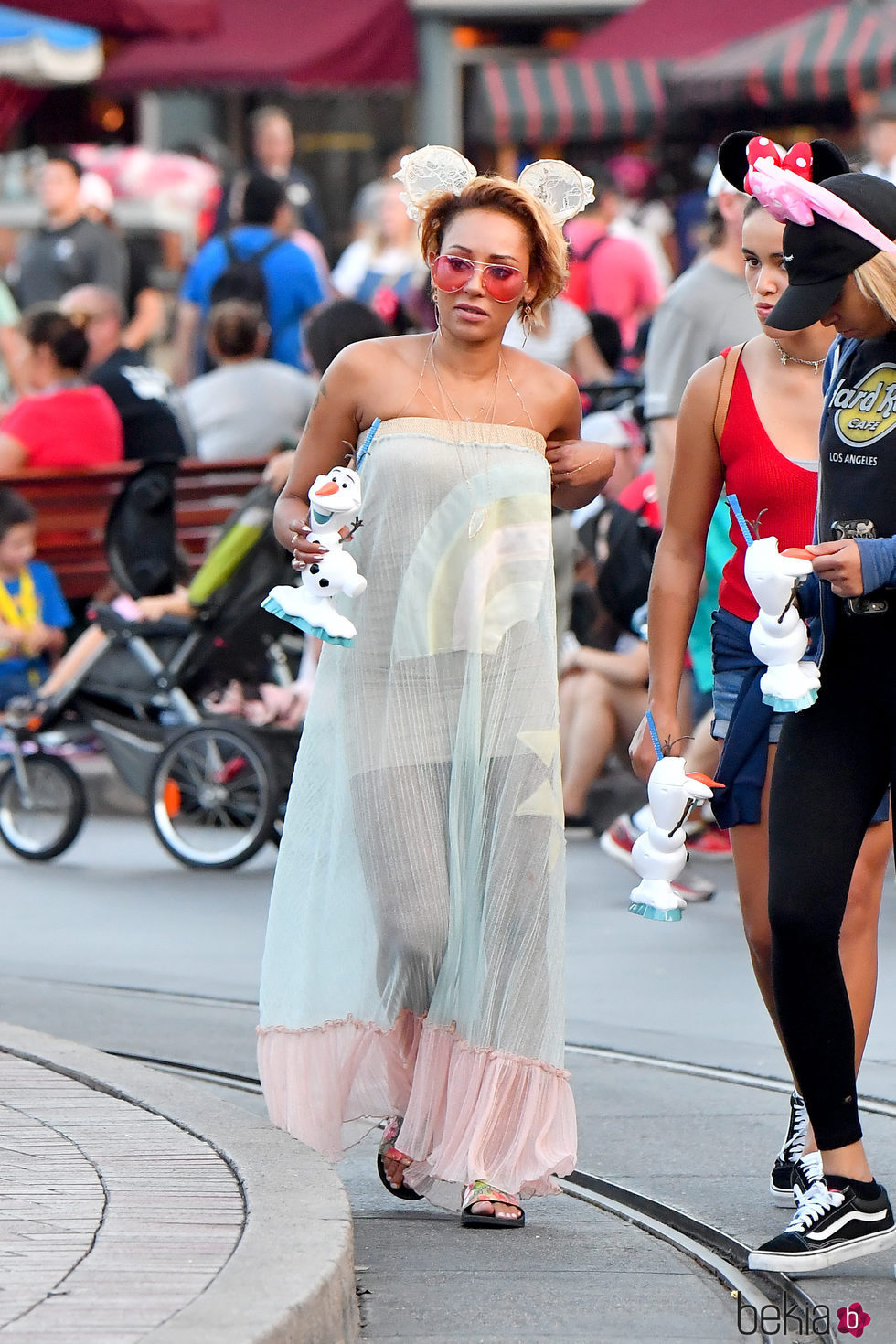Mel B con un vestido transparente pastel en Disneyworld