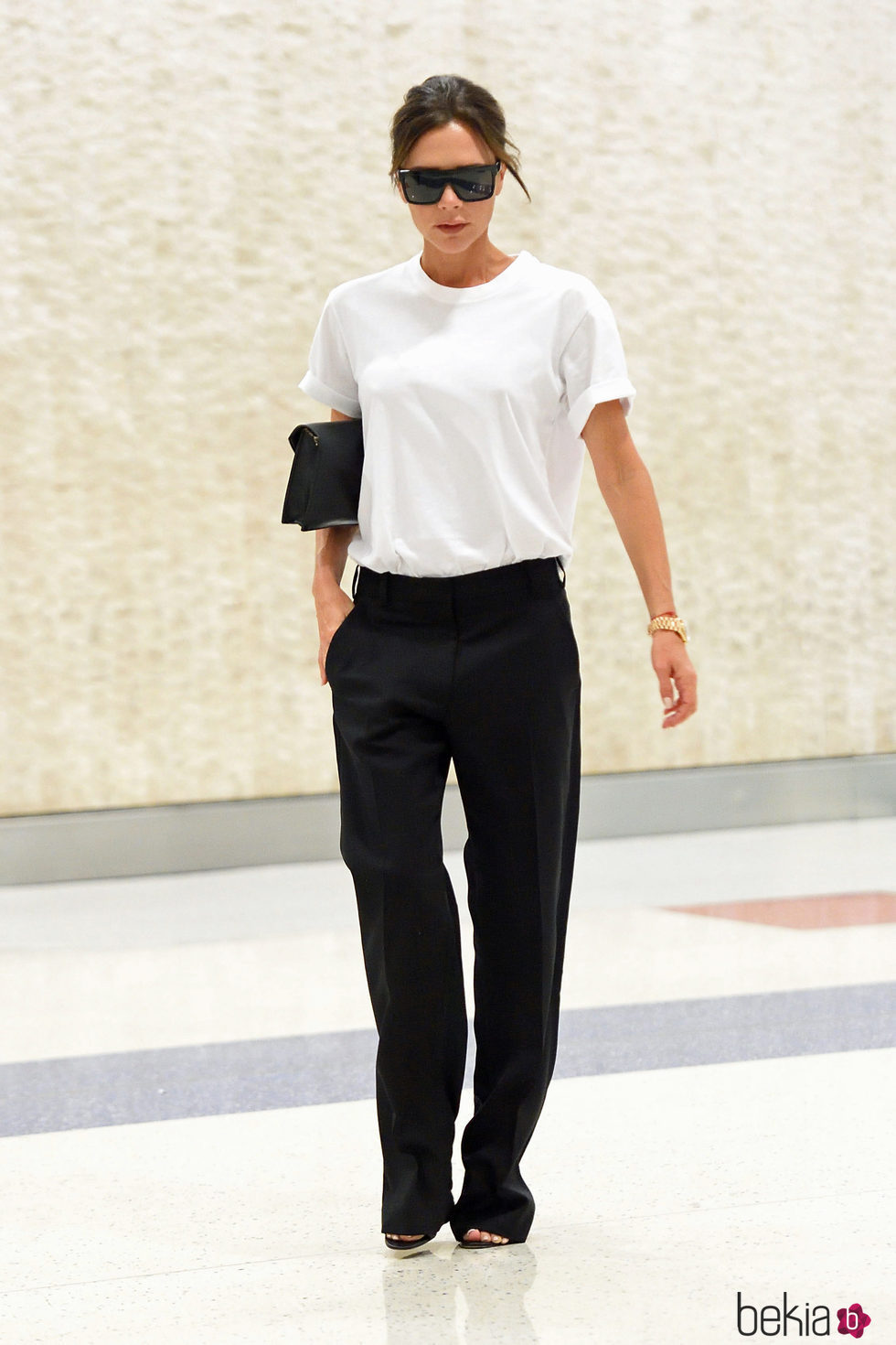 Victoria Beckham con un look muy working girl en el aeropuerto de Nueva York