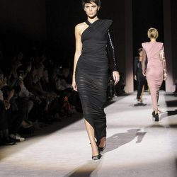 Vestido negro asimétrico de Tom Ford primavera/verano 2018 presentado en la Nueva York Fashion Week
