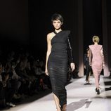 Vestido negro asimétrico de Tom Ford primavera/verano 2018 presentado en la Nueva York Fashion Week