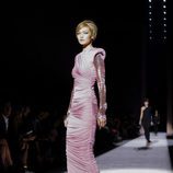 Vestido largo rosa de Tom Ford primavera/vernao 2018 presentado en la Nueva York Fashion Week