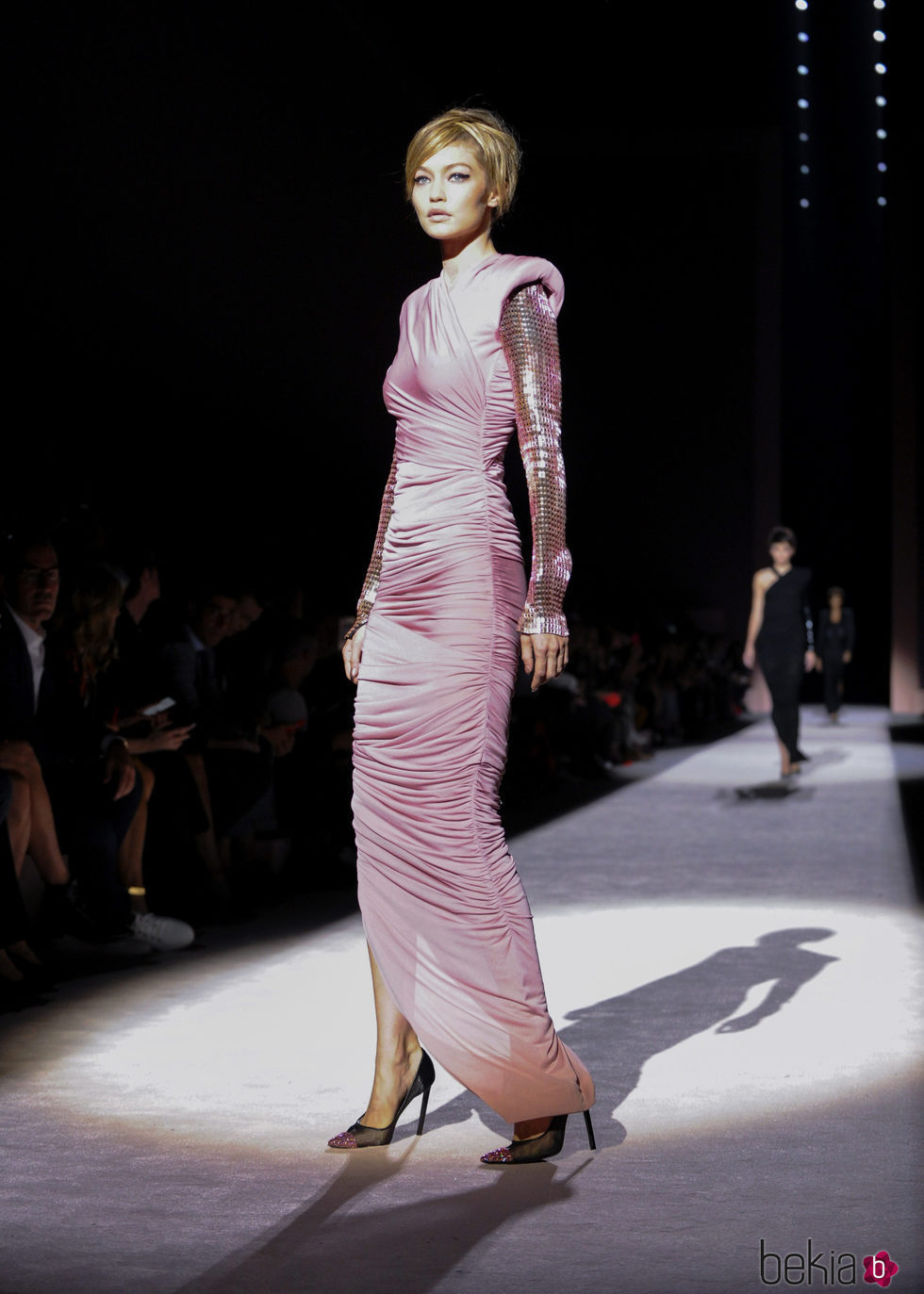 Vestido largo rosa de Tom Ford primavera/vernao 2018 presentado en la Nueva York Fashion Week