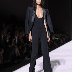 Conjunto negro con americana y pantalón ancho de Tom Ford de la colección primavera/verano 2018 presentada en Nueva York Fashion Week