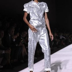 Conjunto gris metalizado camiseta y pantalón de la colección primavera/verano 2018 de Tom Ford para Nueva York Fashion Week.