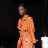 Gabardina naranja de cuero de Tom Ford para la colección primavera/verano 2018 presentada en Nueva York Fashion Week