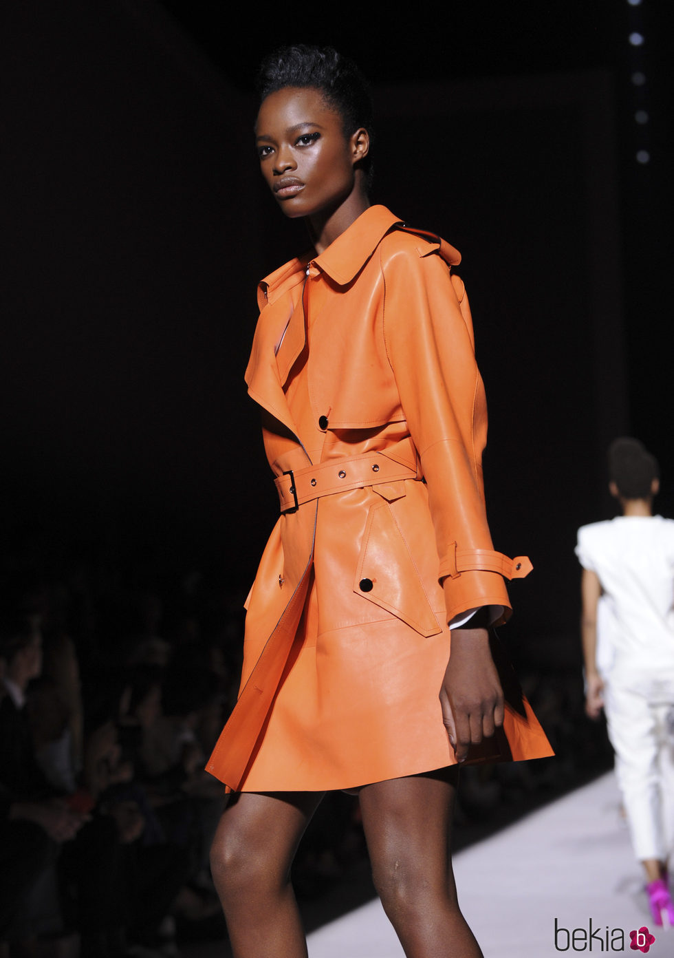 Gabardina naranja de cuero de Tom Ford para la colección primavera/verano 2018 presentada en Nueva York Fashion Week