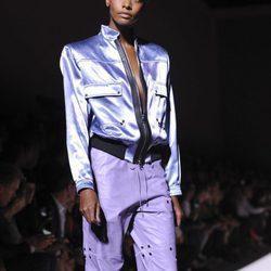 Cazadora con hombreras y pantalón estilo años 90 de Tom Ford de la colección primavera/verano 2018 para Nueva York Fashion Week