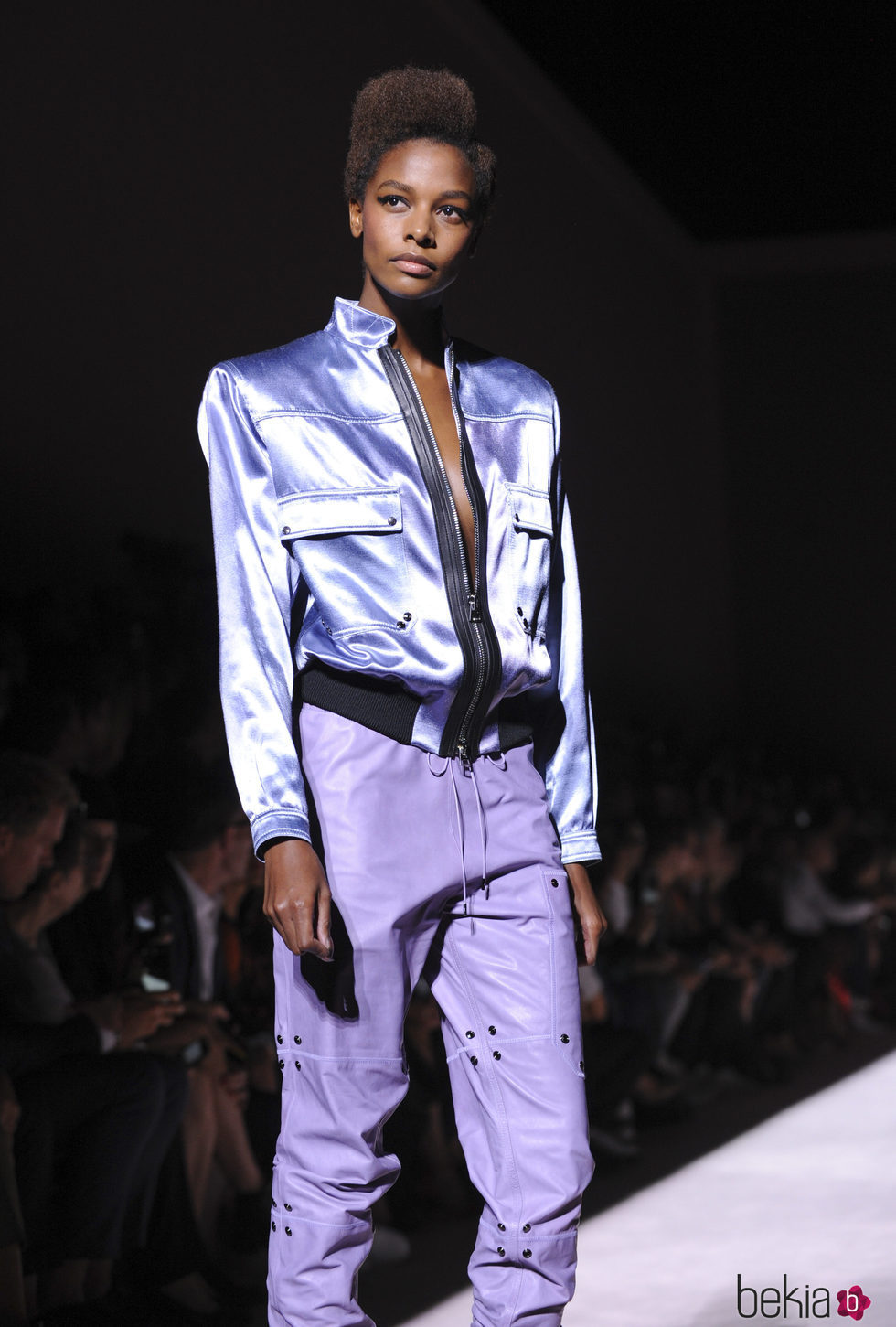 Cazadora con hombreras y pantalón estilo años 90 de Tom Ford de la colección primavera/verano 2018 para Nueva York Fashion Week