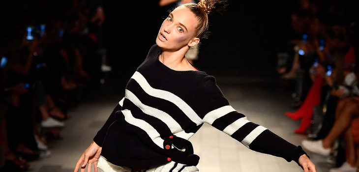 Jersey de punto y falda de rayas de Desigual de la colección primavera/verano 2018 en Nueva York Fashion Week