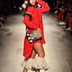 Camisa larga coral y bolso estampado de Desigual de la colección primavera/verano 2018 en Nueva York Fashion Week
