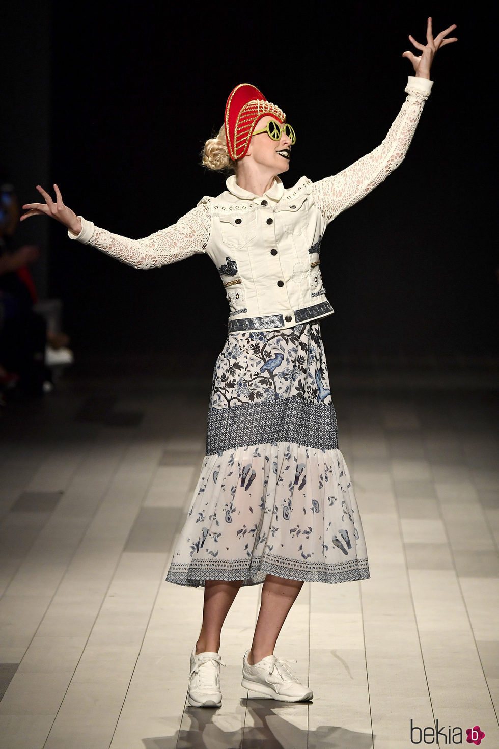Falda estampada y cazadora blanca denim y mangas de encaje de Desigual de la colección primavera/verano 2018 en Nueva York Fashion Week