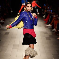 Cazadora de cuero azul, jersey rosa y falda negra de Desigual de la colección primavera/verano 2018 en Nueva York Fashion Week