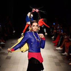 Cazadora de cuero azul, jersey rosa y falda negra de Desigual de la colección primavera/verano 2018 en Nueva York Fashion Week