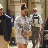 Rihanna con una chaqueta XXL paseando por Nueva York