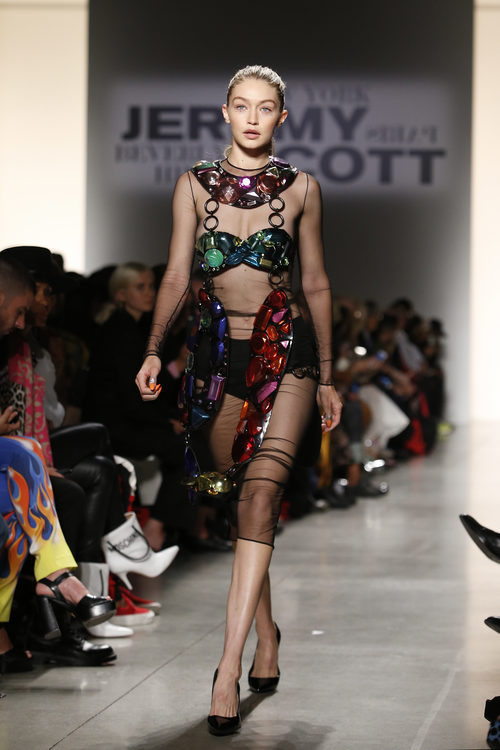 Vestido de transparencias y pedrería de colores de Jeremy Scott de la colección primavera/verano 2018 para Nueva York Fashion Week