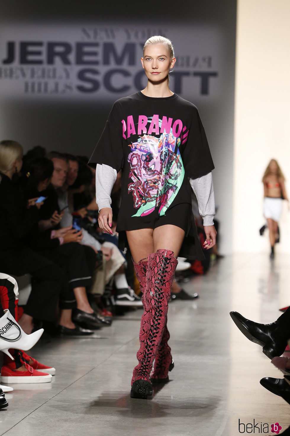 Camiseta maxi y botas rosas de Jeremy Scott de la colección primavera/verano 2018 para Nueva York Fashion Week