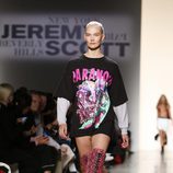 Camiseta maxi y botas rosas de Jeremy Scott de la colección primavera/verano 2018 para Nueva York Fashion Week