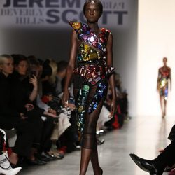 Vestido negro de transparencias y pedrería de Jeremy Scott de la colección primavera/verano 2018 para Nueva York Fashion Week