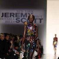 Vestido negro de transparencias y pedrería de Jeremy Scott de la colección primavera/verano 2018 para Nueva York Fashion Week