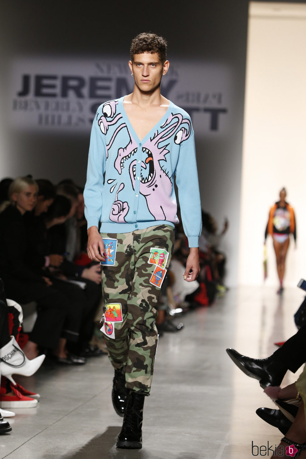 Chaqueta azul y pantalón militar masculino de Jeremy Scott de la colección primavera/verano 2018 para Nueva York Fashion Week