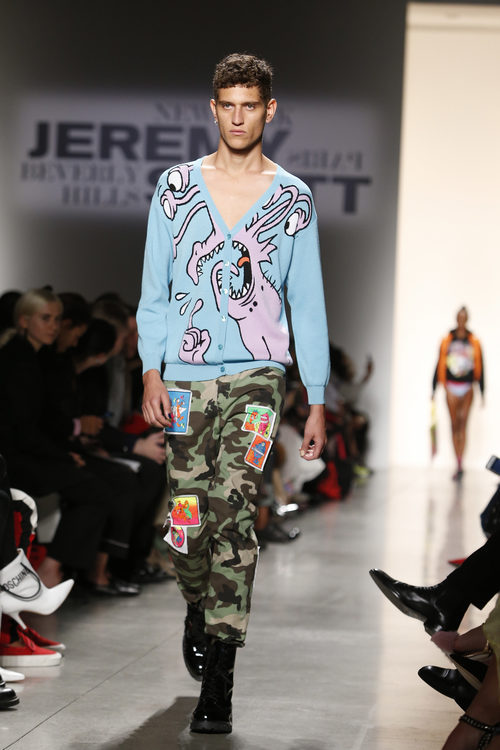 Chaqueta azul y pantalón militar masculino de Jeremy Scott de la colección primavera/verano 2018 para Nueva York Fashion Week