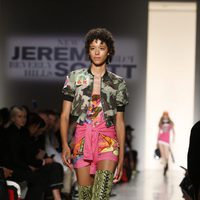 Conjunto color rosa y estampado militar verde de Jeremy Scott de la colección primavera/verano 2018 para Nueva York Fashion Week