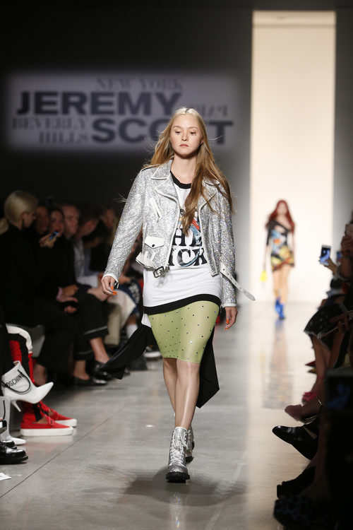 Cazadora y botas plateadas con falda transparente de Jeremy Scott de la colección primavera/verano 2018 para Nueva York Fashion Week