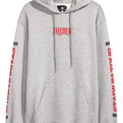 Sudadera gris con letras rojas de la colección de H&M con Justin Bieber