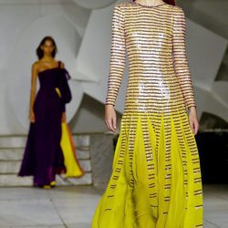 Vestido amarillo brillante de Carolina Herrera primavera/verano 2018 en la New York Fashion Week