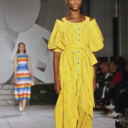Vestido amarillo de Carolina Herrera primavera/verano 2018 en la New York Fashion Week