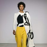 Pantalón ancho amarillo de Oscar de la Renta primavera/verano 2018 para la Nueva York Fashion Week