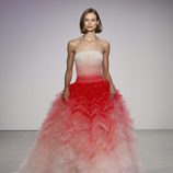 Vestido degradado rojo de Oscar de la Renta primavera/verano 2018 para la Nueva York Fashion Week
