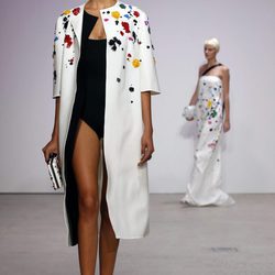 Abrigo blanco de Oscar de la Renta primavera/verano 2018 para la Nueva York Fashion Week