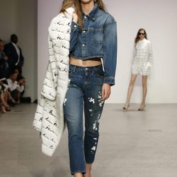 Conjunto camisa y pantalón denim de Oscar de la Renta primavera/verano 2018 para la Nueva York Fashion Week