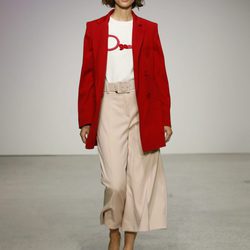 Americana roja y pantalón rosa de Oscar de la Renta primavera/verano 2018 para la Nueva York Fashion Week