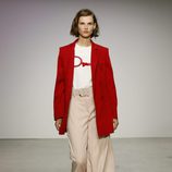 Americana roja y pantalón rosa de Oscar de la Renta primavera/verano 2018 para la Nueva York Fashion Week