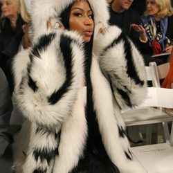 Nicki Minaj con un abrigo de pelo en el front row de Oscar de la Renta en la NYFW