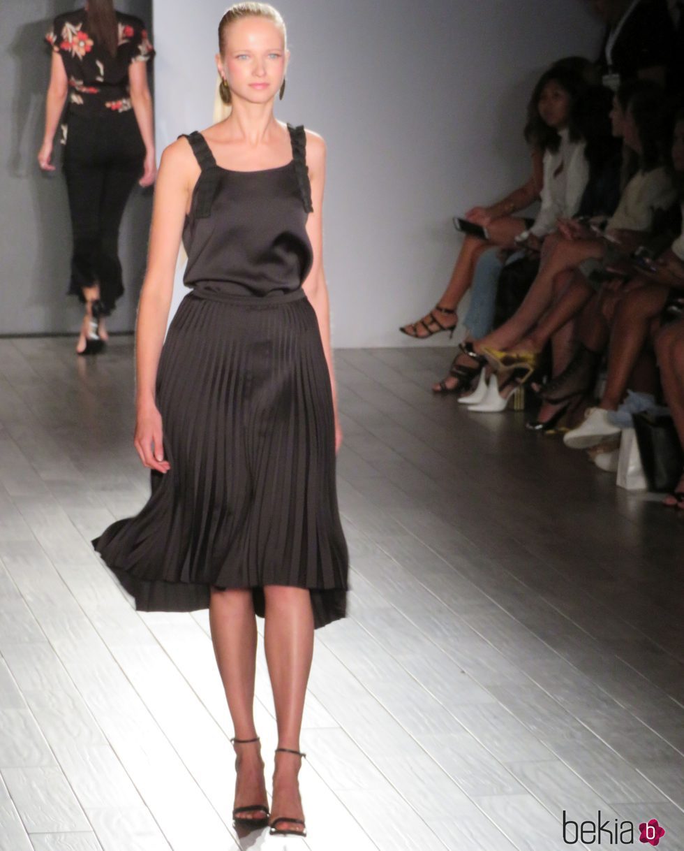 Vestido negro de Eva Longoria colección primavera/verano 2018 en Nueva York Fashion Week